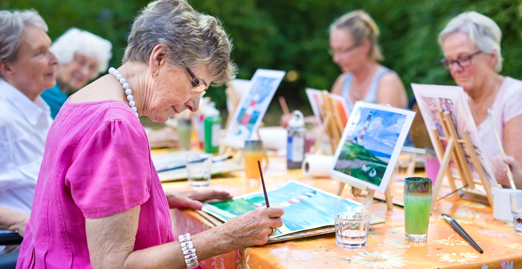 Séance art-thérapie en milieu hospitalier patients concentrés sur création artistique